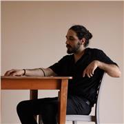 Laureato in Pittura all’Accademia di Belle Arti, offro lezioni di disegno achiunque voglia approcciare al mondo dell’arte